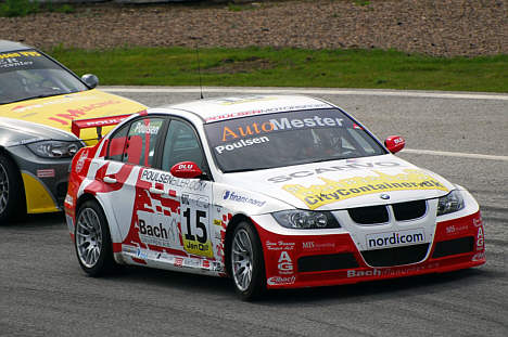 Kristian Poulsen havde en hård kamp med konkurrenterne i sin BMW 320 si, men blev til slut skubbet af banen.
